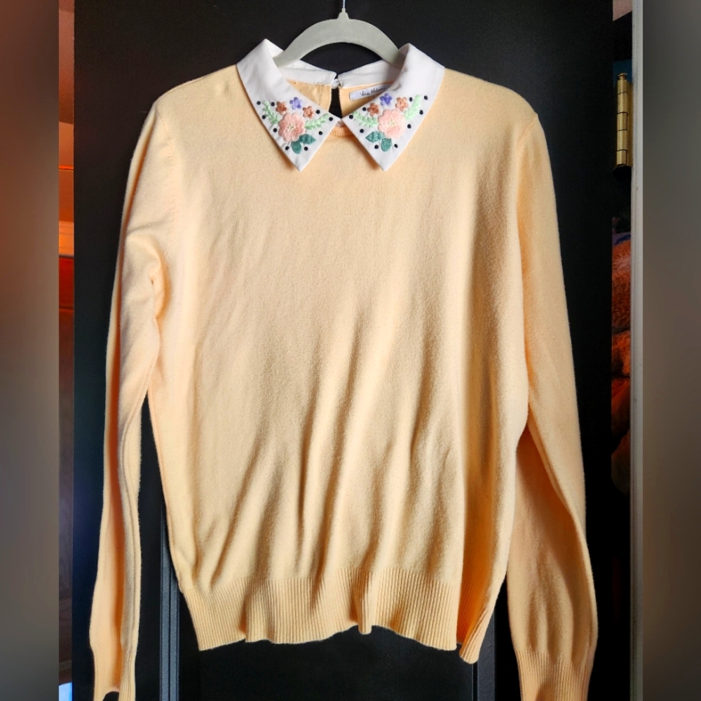 Beautiful Collared Sweater With Floral Detail